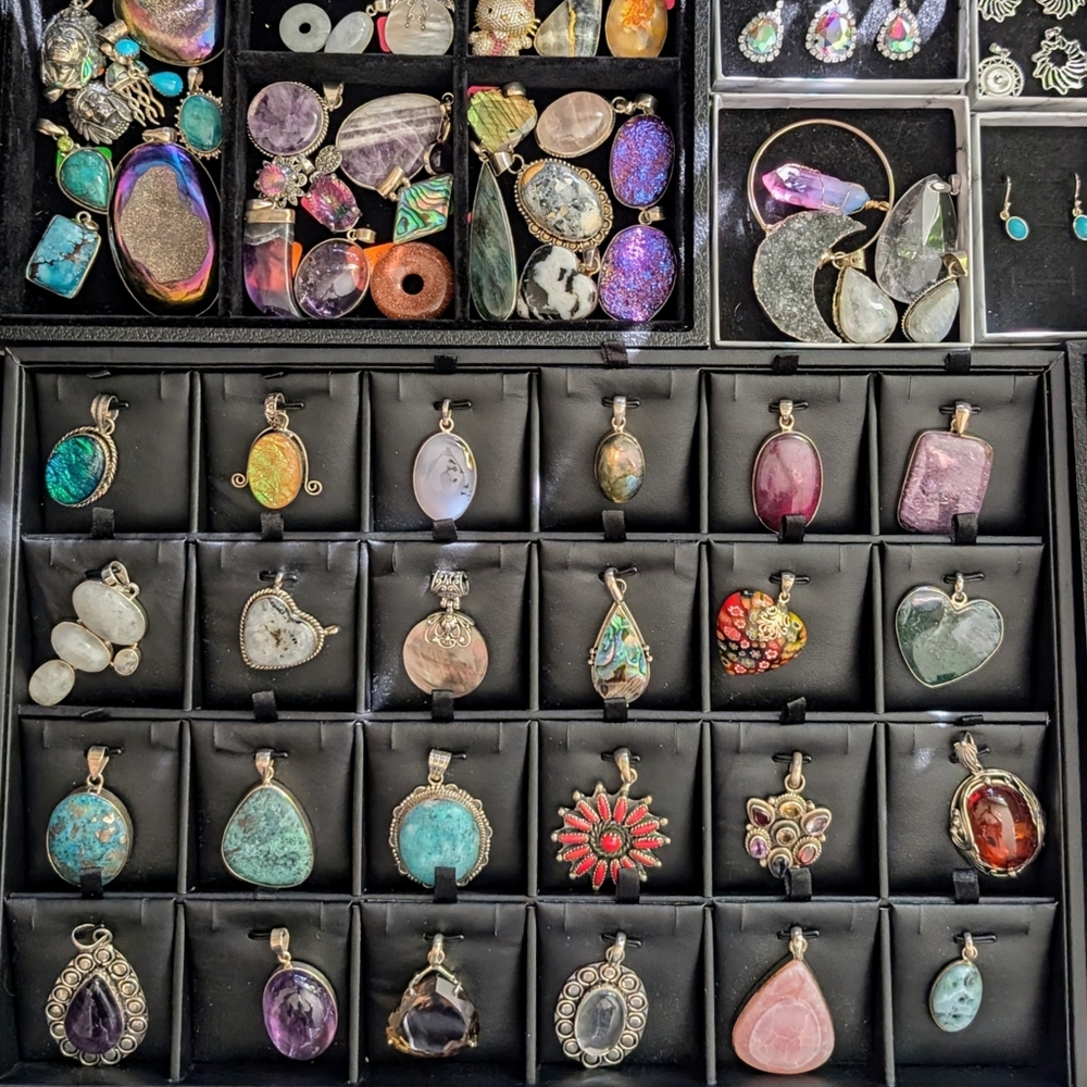 Pendants LIVE LISTING - Picture 4 of 8